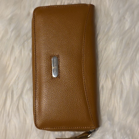 Two Pretty Handbags - Zippered Leather Brown Wallet